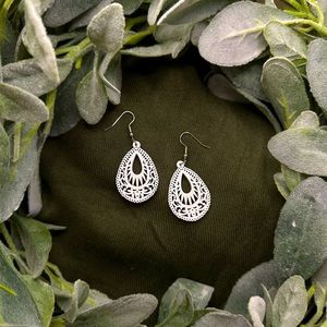 Wood drop earrings. With laser cut detail.